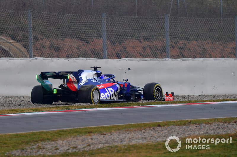 Alex Albon, Scuderia Toro Rosso STR14 stops on track