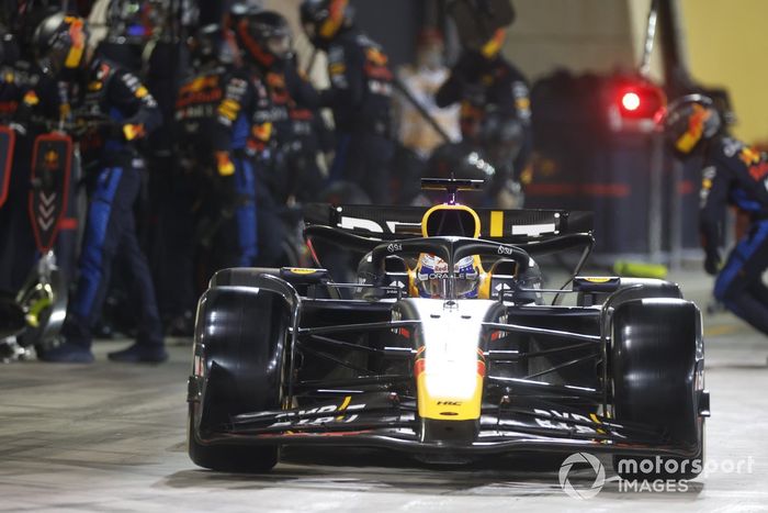 Max Verstappen, Red Bull Racing RB20, sale de su box tras una parada
