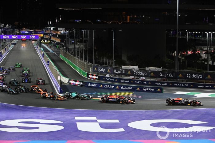 Max Verstappen, Red Bull Racing RB20, Charles Leclerc, Ferrari SF-24, Sergio Pérez, Red Bull Racing RB20, Fernando Alonso, Aston Martin AMR24, Oscar Piastri, McLaren MCL38, el resto de la parrilla en la salida.