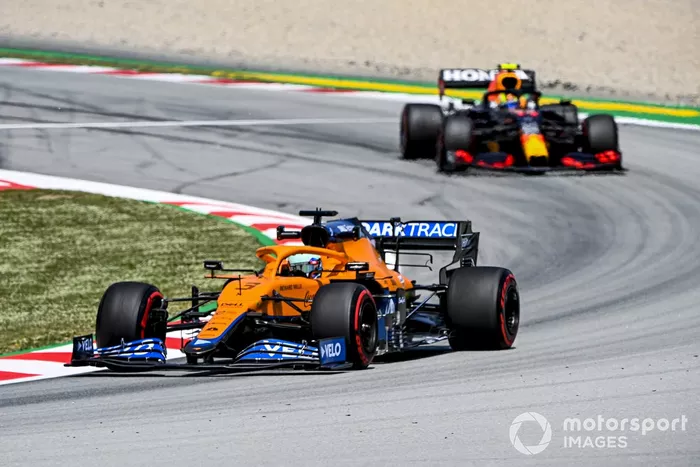 Daniel Ricciardo, McLaren MCL35M, Sergio Pérez, Red Bull Racing RB16B