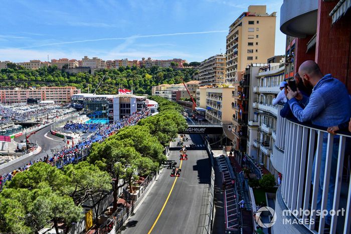 Arrancada Max Verstappen, Red Bull Racing RB16B, Valtteri Bottas, Mercedes W12, Carlos Sainz Jr., Ferrari SF21, Lando Norris, McLaren MCL35M, al inicio