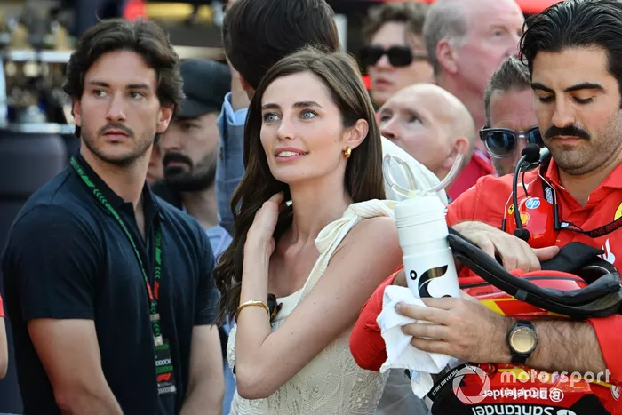 La novia de Carlos Sainz, Rebecca Donaldson, celebra con el equipo Ferrari en Parc Ferme