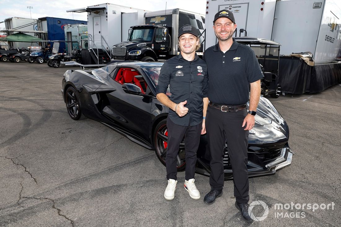 Santino Ferrucci, A.J. Foyt Enterprises Chevrolet con el Director del programa Chevrolet IndyCar Rob Buckner, Chevrolet Corvette 2025