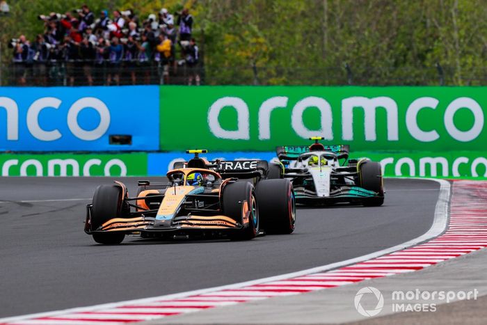 Lando Norris, McLaren MCL36, Lewis Hamilton, Mercedes W13
