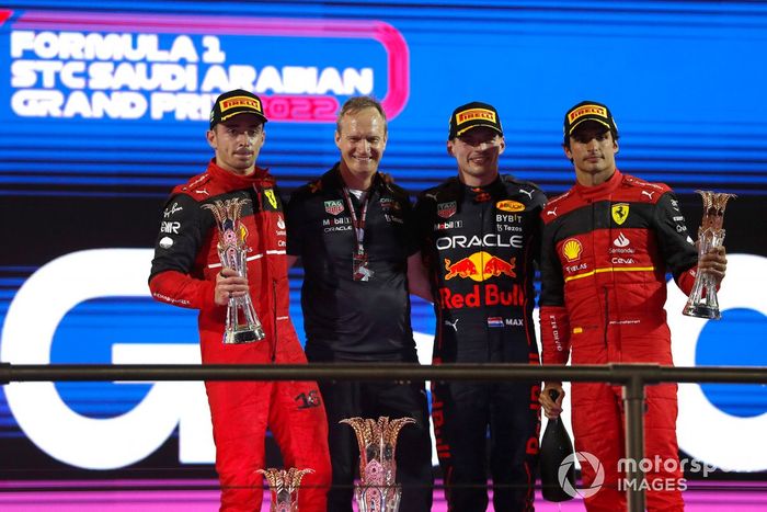 Podio: segundo lugar Charles Leclerc, Ferrari, ganador Max Verstappen, Red Bull Racing, tercer lugar, Carlos Sainz Jr., Ferrari y Paul Monaghan, jefe de ingenieros de Red Bull Racing