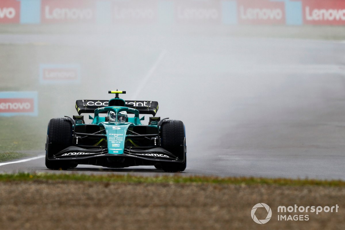 Vettel: "F1, DRS'ye bağımlı olmamalı" 2 Formula 1 Haberleri - F1 Puan Durumu Sebastian Vettel, Aston Martin AMR22, George Russell, Mercedes W13