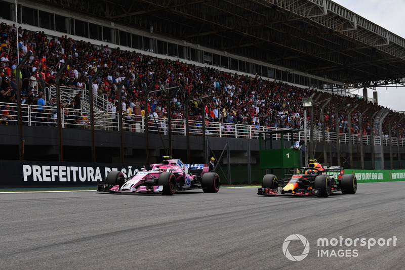 Esteban Ocon, Racing Point Force India VJM11 lotta con Max Verstappen, Red Bull Racing RB14