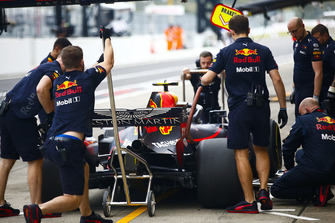 Des ingénieurs avec la voiture de Max Verstappen, Red Bull Racing RB14, dans les stands