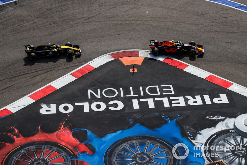 Max Verstappen, Red Bull Racing RB14, Nico Hulkenberg, Renault Sport F1 Team R.S. 18