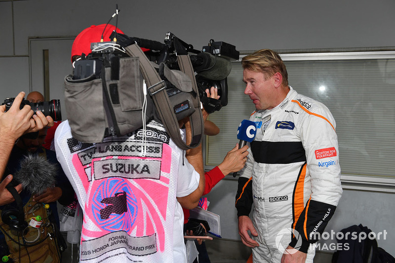 Mika Häkkinen pilote la McLaren MP4/13 à Suzuka