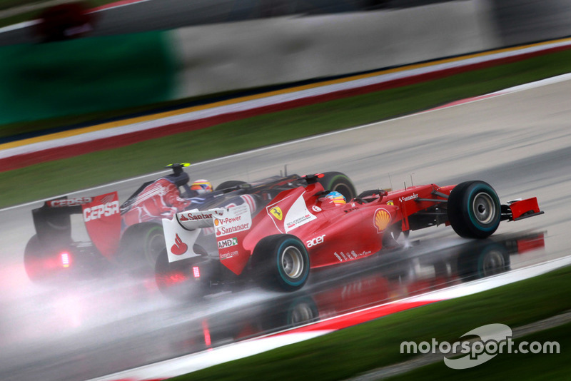 Fernando Alonso, Ferrari F2012, pasa a Jean-Eric Vergne, Toro Rosso STR7 Ferrari