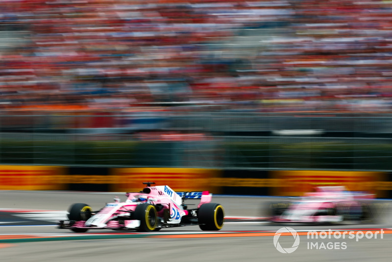Sergio Perez, Racing Point Force India VJM11, y Esteban Ocon, Racing Point Force India VJM11