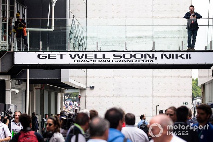 Mensaje de recuperación pronto para Niki Lauda, Mercedes AMG F1 Presidente no ejecutivo