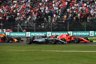 Lewis Hamilton, Mercedes-AMG F1 W09 EQ Power+ and Kimi Raikkonen, Ferrari SF71H battle