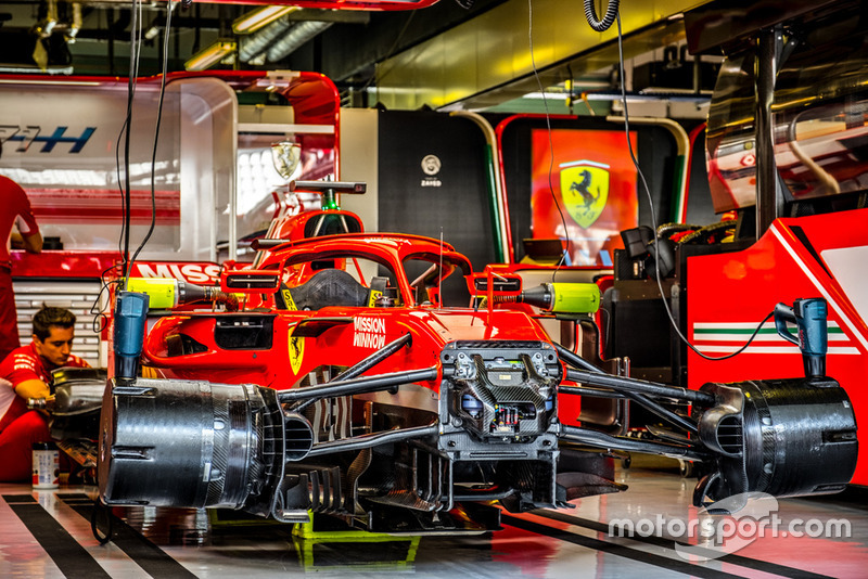 Ferrari SF71H в боксах