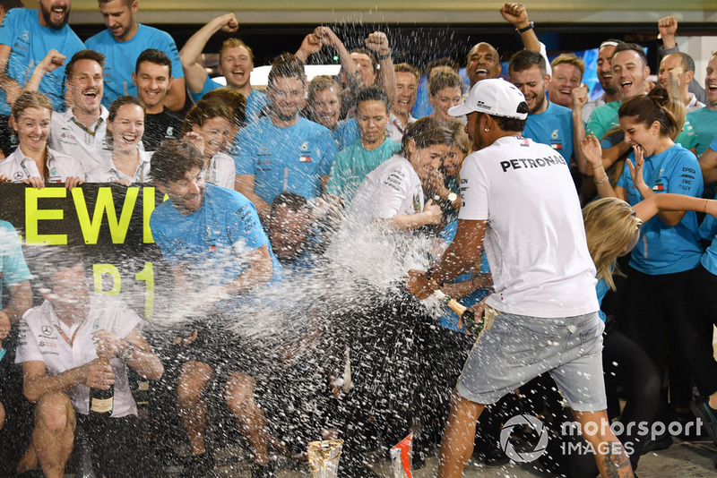 Lewis Hamilton, Mercedes AMG F1, fête sa victoire avec l'équipe