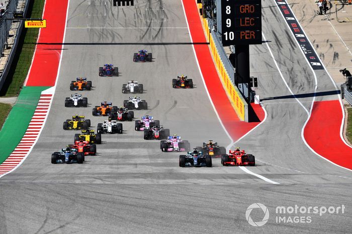 Lewis Hamilton, Mercedes-AMG F1 W09 y Kimi Raikkonen, Ferrari SF71H en la salida