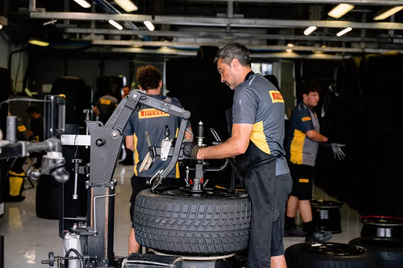 Ingénieurs Pirelli, Essais Pirelli à Monza