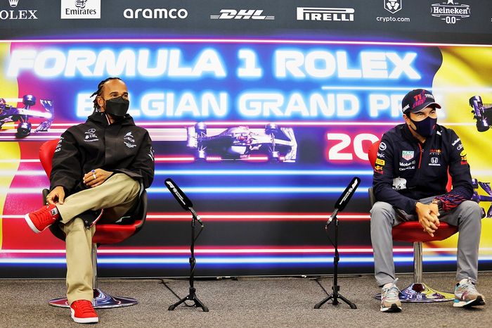 Lewis Hamilton, Mercedes, Sergio Pérez, Red Bull Racing, en la conferencia de prensa