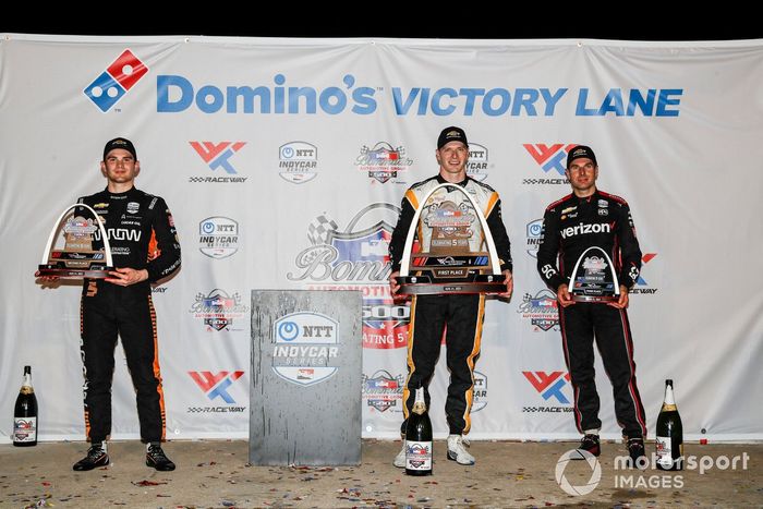 Ganador Josef Newgarden, Team Penske Chevrolet, segundo lugar Patricio O'Ward, Arrow McLaren SP Chevrolet, tercer lugar Will Power, Team Penske Chevrolet