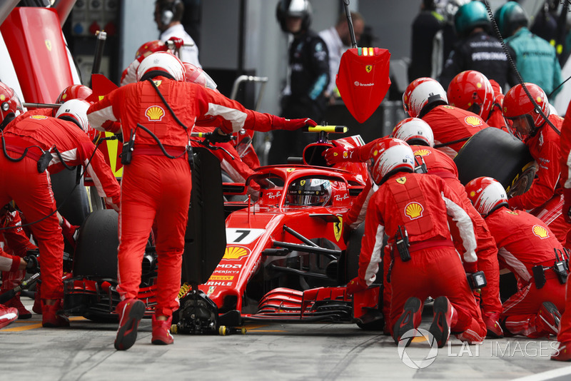 Kimi Raikkonen, Ferrari SF71H, pits
