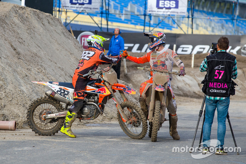 Jeffrey Herlings, Red Bull KTM Factory Racing e Tony Cairoli, Red Bull KTM Factory Racing si congratulano l'un l'altro