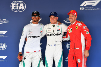 Le poleman Valtteri Bottas, Mercedes AMG F1, avec Lewis Hamilton, Mercedes AMG F1, et Sebastian Vettel, Ferrari