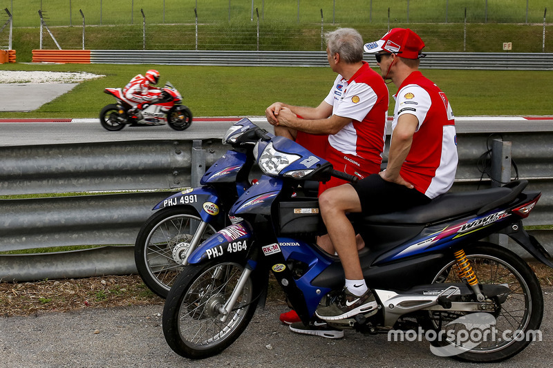 Casey Stoner, Ducati Team, verfolgt die Testarbeit