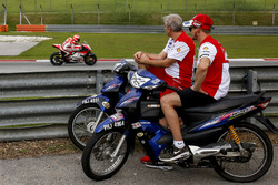 Casey Stoner, Ducati Team watches testing