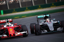 Боротьба за позицію: Льюіс Хемілтон, Mercedes AMG F1 Team W07 і Себастьян Феттель, Ferrari SF16-H