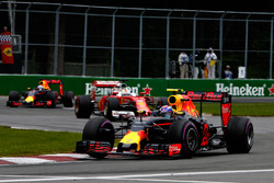 Max Verstappen, Red Bull Racing RB12 lidera a Sebastian Vettel, Ferrari SF16-H y Daniel Ricciardo, R