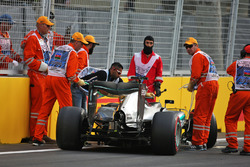 Lewis Hamilton, Mercedes AMG F1 W07 Hybrid va a sbattere durante le qualifiche