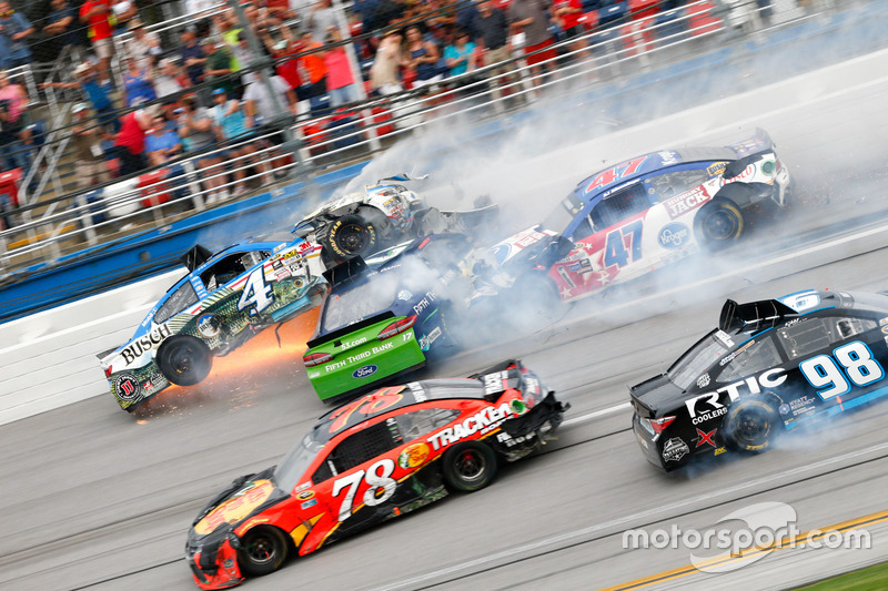 Crash mit Kevin Harvick, Ricky Stenhouse Jr., A.J. Allmendinger, Martin Truex Jr. und Cole Whitt