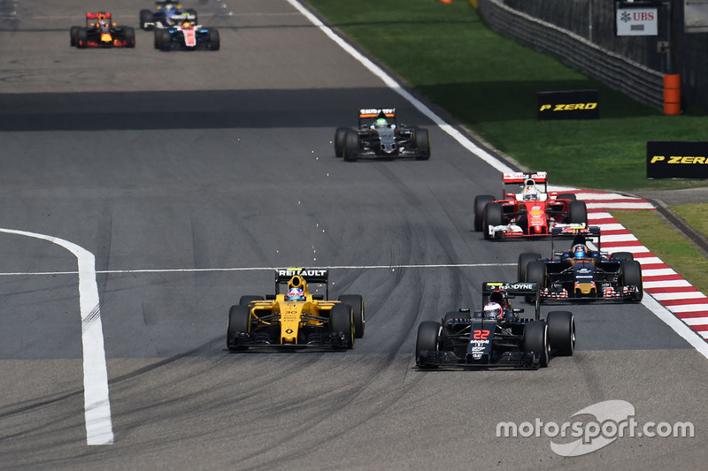 Jenson Button, McLaren MP4-31 and Jolyon Palmer, Renault Sport F1 Team RS16 battle for position