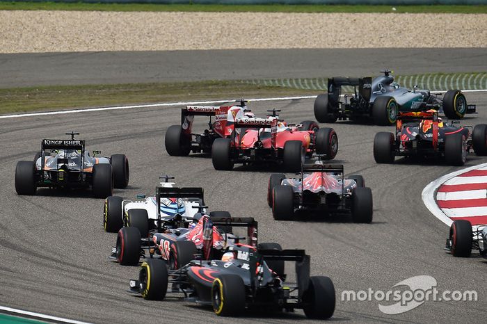 Sebastian Vettel, Ferrari SF16-H y Kimi Raikkonen, Ferrari SF16-H hacen contacto después de la arrancada