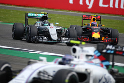 Нико Росберг, Mercedes AMG Petronas F1 W07, и Макс Ферстаппен, Red Bull Racing RB12