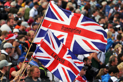 Fans aan het podium voor Lewis Hamilton, Mercedes AMG F1