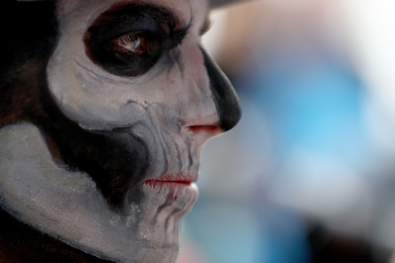 Max Verstappen, Red Bull Racing por el Paddock pintado como catrín del Dia de Muertos
