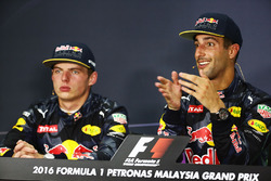 Racewinnaar Daniel Ricciardo, Red Bull Racing (rechts) in de FIA persconferentie met teamgenoot Max