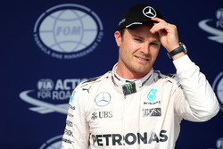 Il poleman Nico Rosberg, Mercedes AMG F1