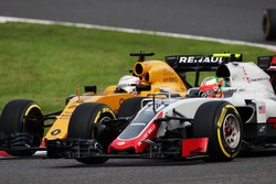 Esteban Gutierrez, Haas F1 Team VF-16 et Kevin Magnussen, Renault Sport F1 Team RS16