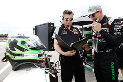 Nico Hulkenberg, Sahara Force India F1V con Bradley Joyce, Ingegnere di pista Sahara Force India F1