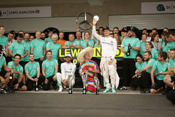 Переможець Льюіс Хемілтон, друге місце - Ніко Росберг, Mercedes AMG F1 святкують з командою