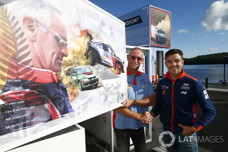 John Kennard homenajeado por Hyundai y Hayden Paddon