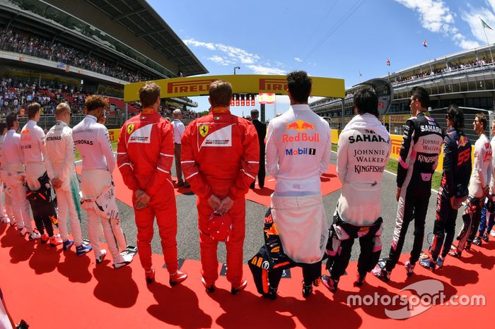 Pilotos durante el himno