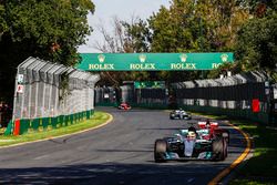Lewis Hamilton, Mercedes AMG F1 W08, Sebastian Vettel, Ferrari SF70H
