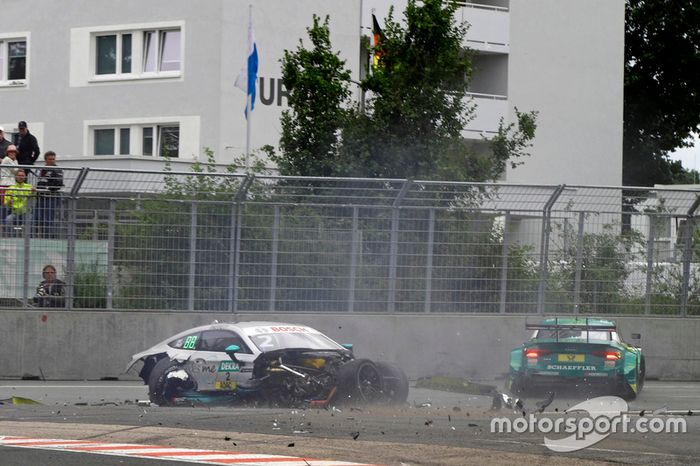 2017: Choque de Gary Paffett, Mercedes-AMG C63 DTM, Team HWA y Mike Rockenfeller, Audi RS 5 DTM, Audi Sport Team Phoenix
