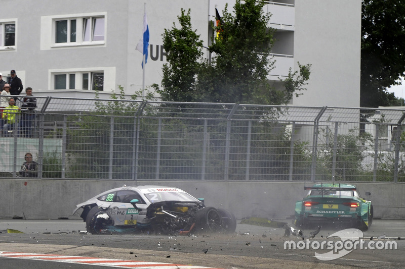2017: Choque de Gary Paffett, Mercedes-AMG C63 DTM, Team HWA y Mike Rockenfeller, Audi RS 5 DTM, Audi Sport Team Phoenix
