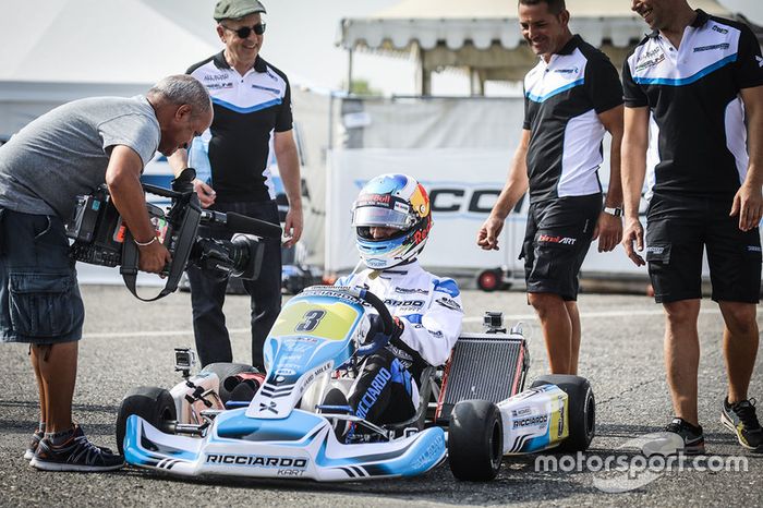 Daniel Ricciardo, Red Bull Racing, con un kart