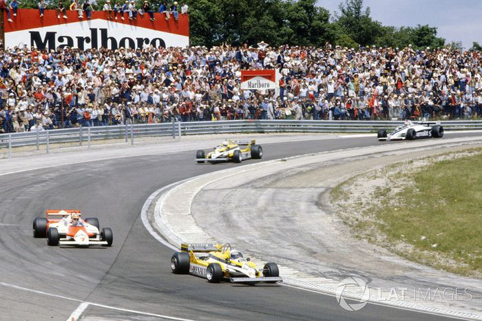 Alain Prost, Renault RE30, lidera sobreJohn Watson, McLaren MP4/1 Ford, Réne Arnoux, Renault RE30, Nelson Piquet, Brabham BT49C-Ford Cosworth